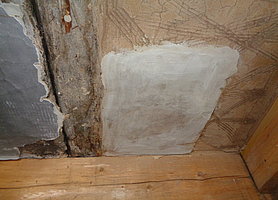 Verputztes Feld, weiß, auf Lehmgrundputz