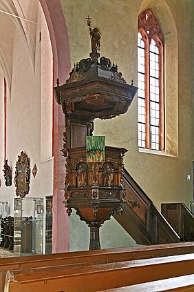 Kanzel mit Treppe, Fuß und Schalldeckel und einem grünen Kanzelparament