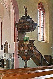 Kanzel mit Treppe, Fuß und Schalldeckel und einem grünen Kanzelparament
