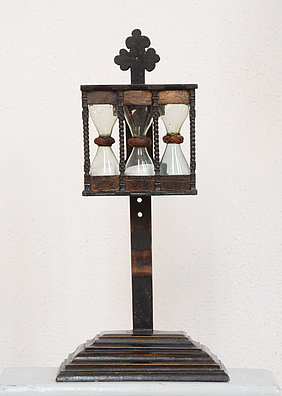 Kanzelsanduhr mit drei Sanduhren aus Waldglas, drehbar an Holzständer befestigt
