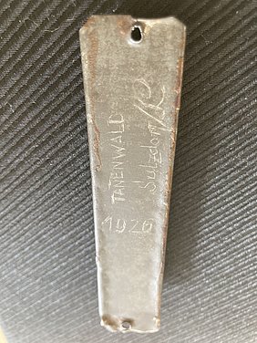 Die Rückseite der Mesusa ist beschriftet. Hier stehen der Name Tanenwald, der Ort Sulzdorf an der Lederhecke und die Jahreszahl 1926.