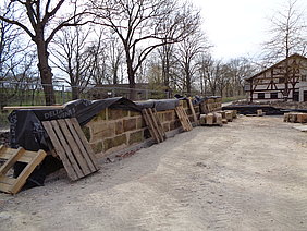 Mauer aus massiven Quadersteinen