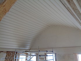 Tonnenförmig verbretterte Decke mit weißen Anstrich