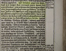 Aufgeschlagene Wust-Bibel mit markierter Textstelle 