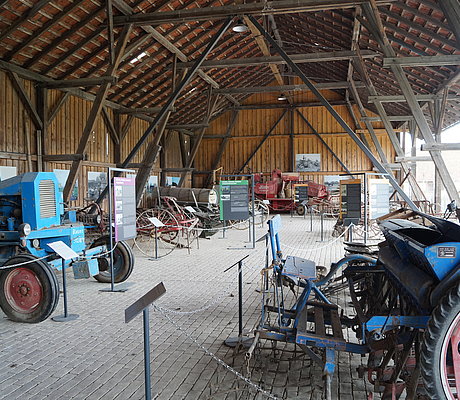 Ausstellung_Moegeldorf_Impression_1 Blick in die Ausstellungsscheune mit den verschiedenen Landmaschinen