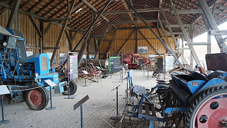 Ausstellung_Moegeldorf_Impression_1 Blick in die Ausstellungsscheune mit den verschiedenen Landmaschinen