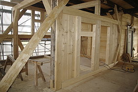 Eine aufgebaute Fachwerkwand aus frischen Holzbalken
