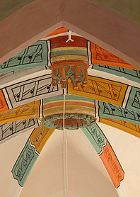Nahaufnahme der Gewölberippen und des Heilig-Geist-Lochs in der Spitalkirche