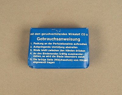 Die kleine Packung ist blau. Die Schrift ist weiß. Sie enthält eine Gebrauchsanweisung.