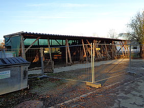 provisorische Umhausung mit Bauteilen der Synagoge