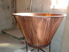 großer Kupferkesser mit konischer Form