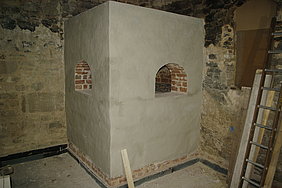 22.11.18 Der große Schwitzofen in der Badstube ist mittlerweile verputzt.