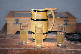 Most aus dem Museum wird in der Mühle aus Unterschlauersbach im Fränkischen Freiland-museum ausgeschenkt. Foto Margarete Meggle-Freund