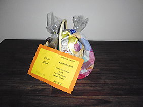 gepacktes Bündel mit Wein, Gebäck und einer Dankeskarte