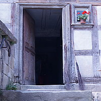 mehrstufige Steintreppe und Steinschwelle