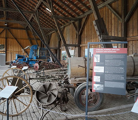 Ausstellung_Moegeldorf_Impression_2 Sähmaschine und Mistwagen