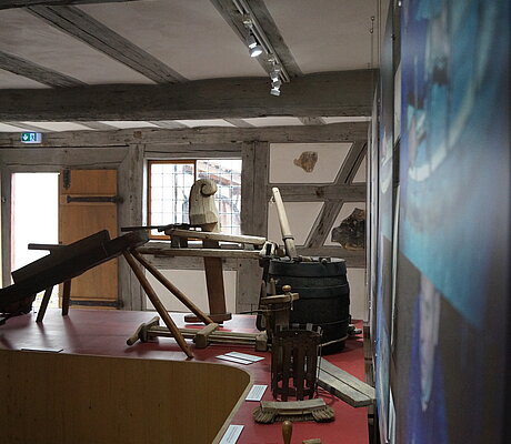 Verschiedenes Werkzeug aus Holz und Metall auf Ausstellungselement