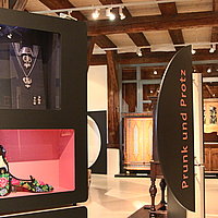 Ausstellungsaufbauten und Exponate rund um Schmuck und Festkleider