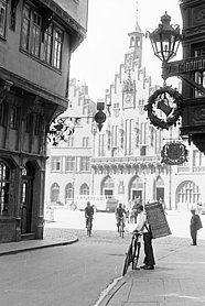 Schwarz-Weiß Bild des Römberbergs in Frankfurt.