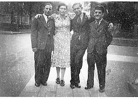 Anneliese Friedlein und ihr Freund Martin Hauser (Mitte); Alte Synagoge Essen, Archiv Schwarz-Weiß Fotografie von drei jungen Männern und einer jungen Frau. In der Mitte Anneliese Friedlein und ihr Freund Martin Hauser.