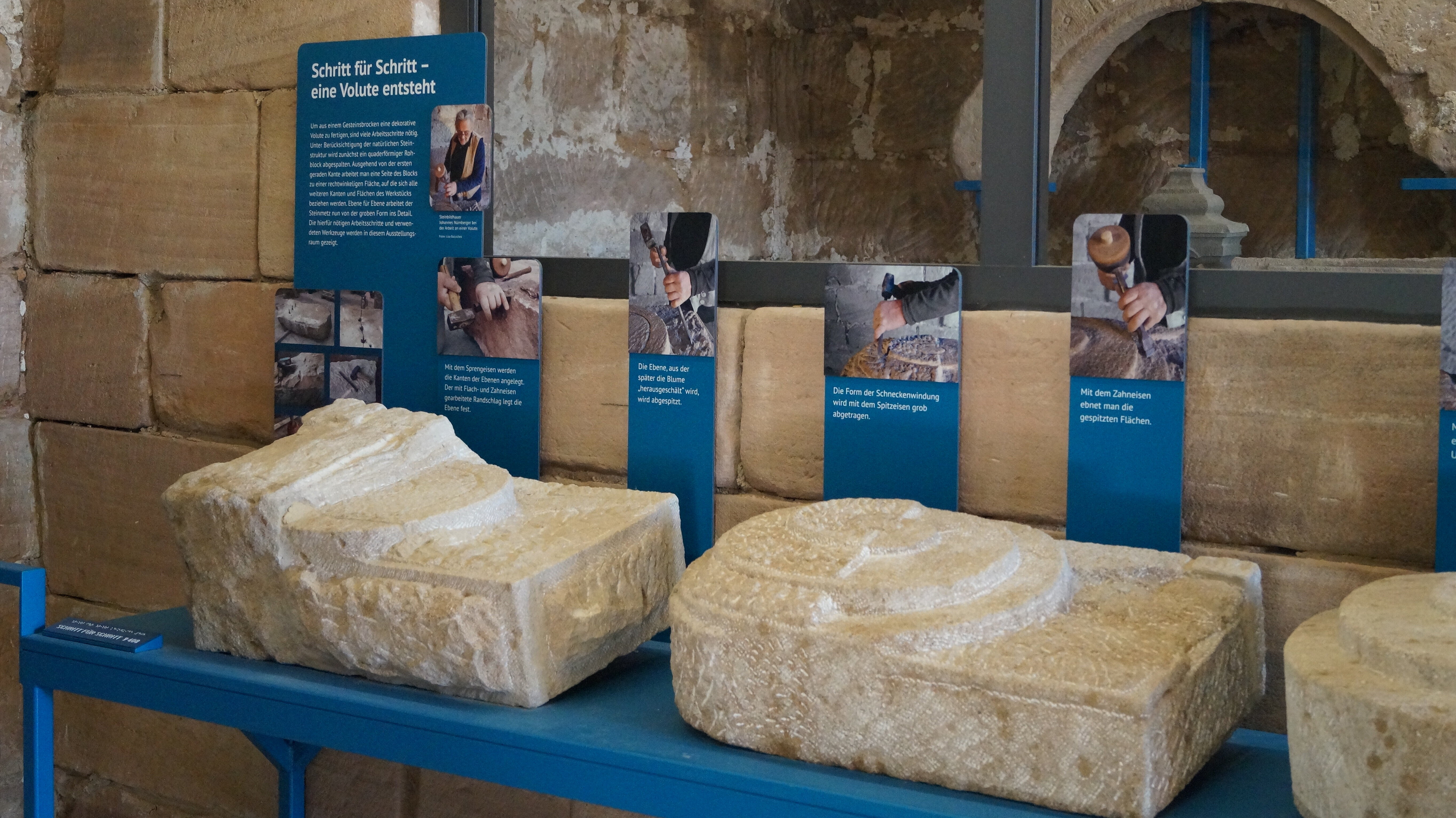 drei große Natursteinquader auf Ausstellungselementen