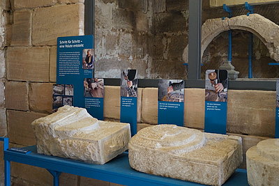 drei große Natursteinquader auf Ausstellungselementen