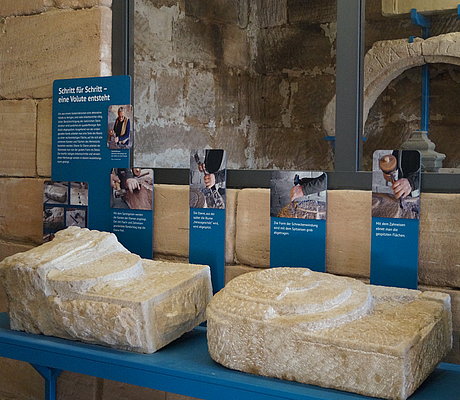drei große Natursteinquader auf Ausstellungselementen