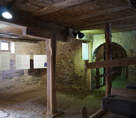 Texttafeln im Weinkeller des Weinbauernhauses