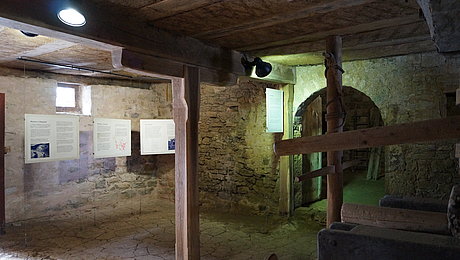 Texttafeln im Weinkeller des Weinbauernhauses