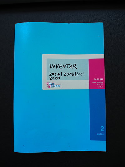 Blaues Heft mit Beschriftungsaufkleber