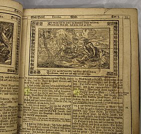 Aufgeschlagene Bibel an der Stelle 2. Buch Mose, Kapitel 3; Holzschnitt zeigt Mose mit dem brennenden Dornbusch