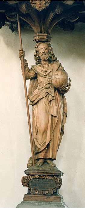 Fuß der Kanzel ist als Christusfigur gestaltet