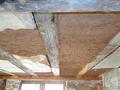 Lehmputzsichtige Deckenfelder zwischen Holz-Deckenbalken