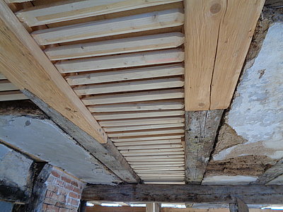 Holzbalken mit eingeführten Stakhölzern