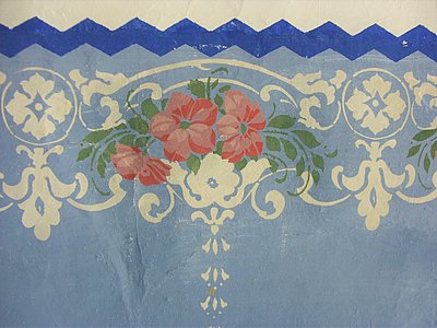 Das Muster ist blau und weiß. In der Mitte sind rote Blüten und grüne Blätter.