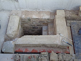 gemauerter, rechteckiger Schacht mit Treppe
