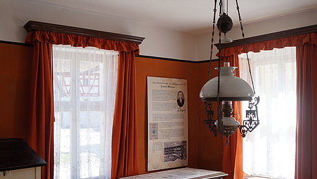 Lehrerwohnstube mit historischem Mobiliar, Audiostation und Texttafel