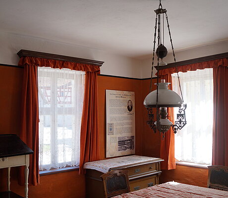 Lehrerwohnstube mit historischem Mobiliar, Audiostation und Texttafel