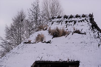 Das Dach ist aus Stroh. Aus dem Dach schauen Strohhalme heraus. Der Wind bläst das Dach kaputt.