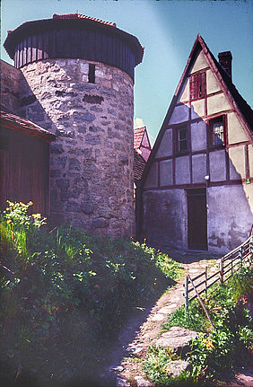 Ansicht eines Turmes und eines Fachwerkhauses in Diespeck