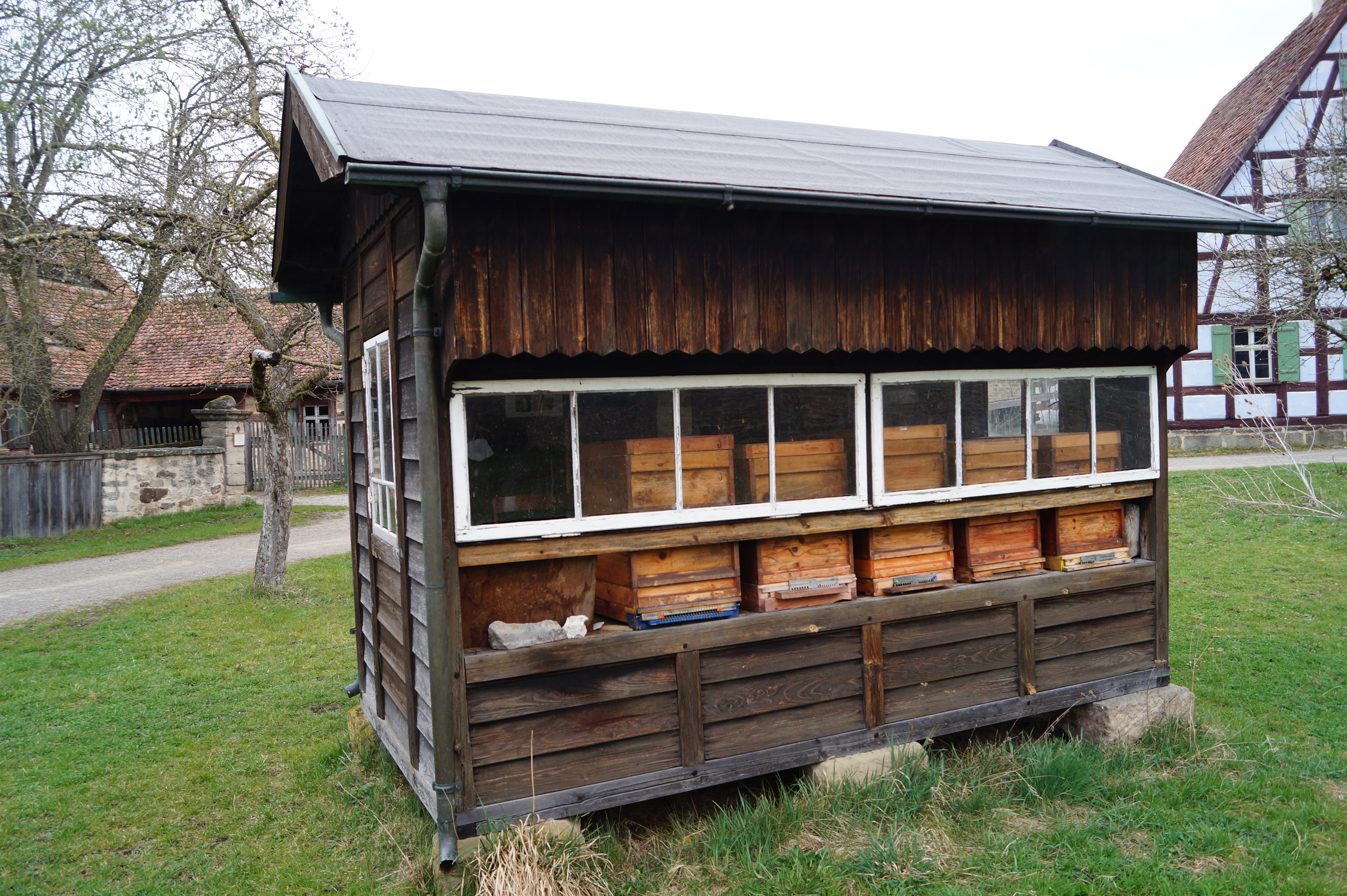 Bienenhaus mit Bienenkästen 