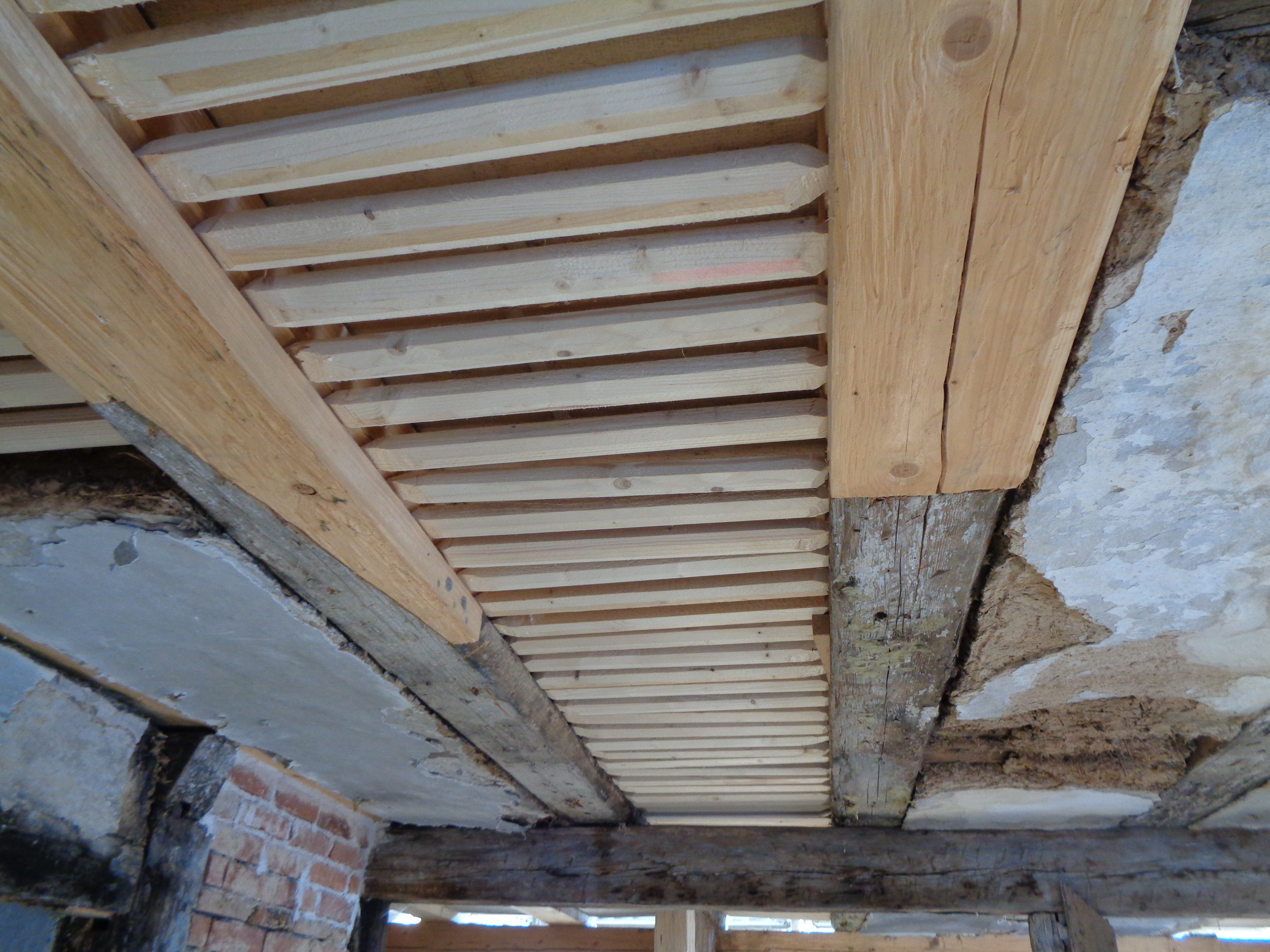 Holzbalken mit eingeführten Stakhölzern