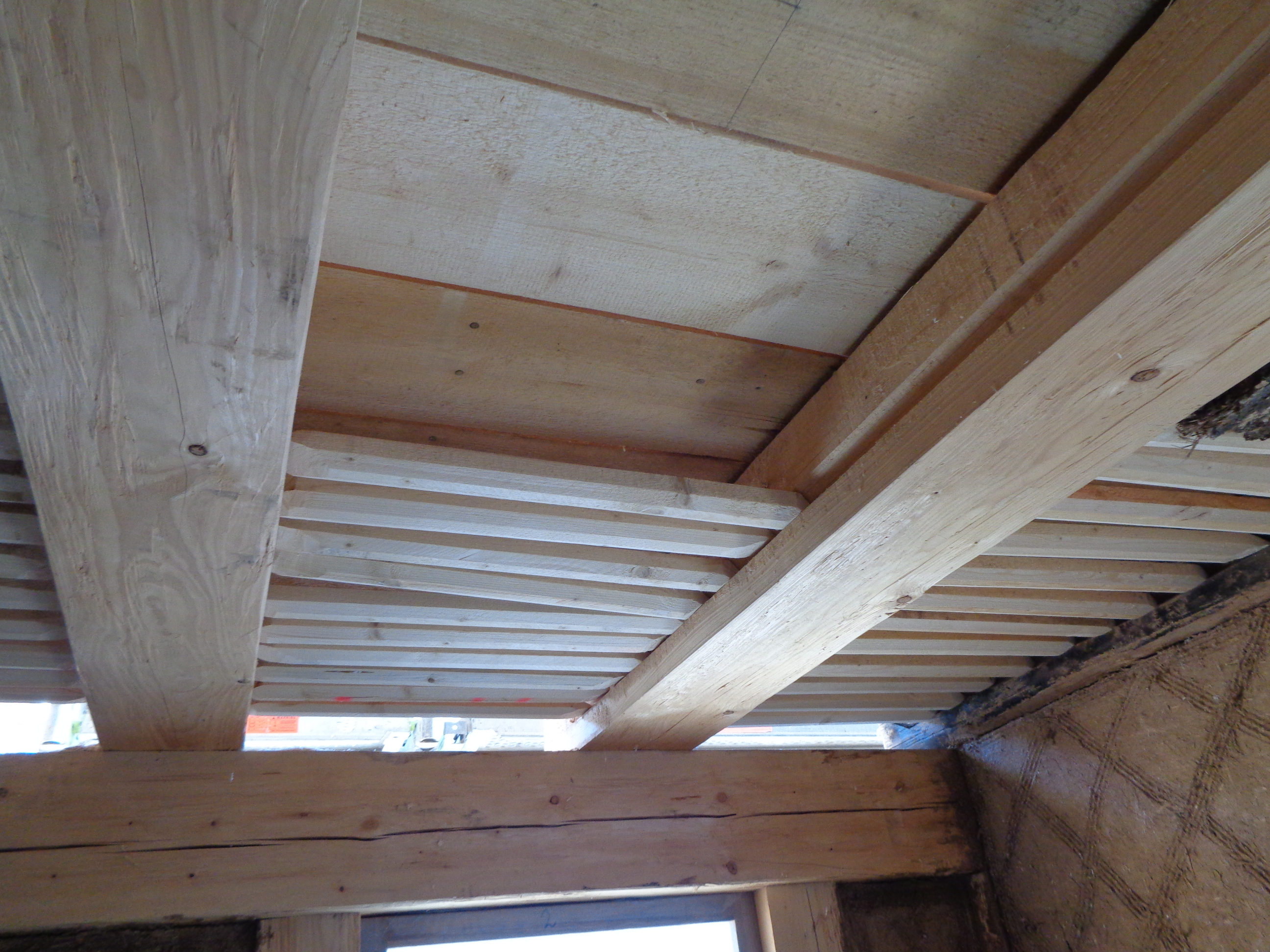 Holzbalken mit teilweise eingeführten Stakhölzern