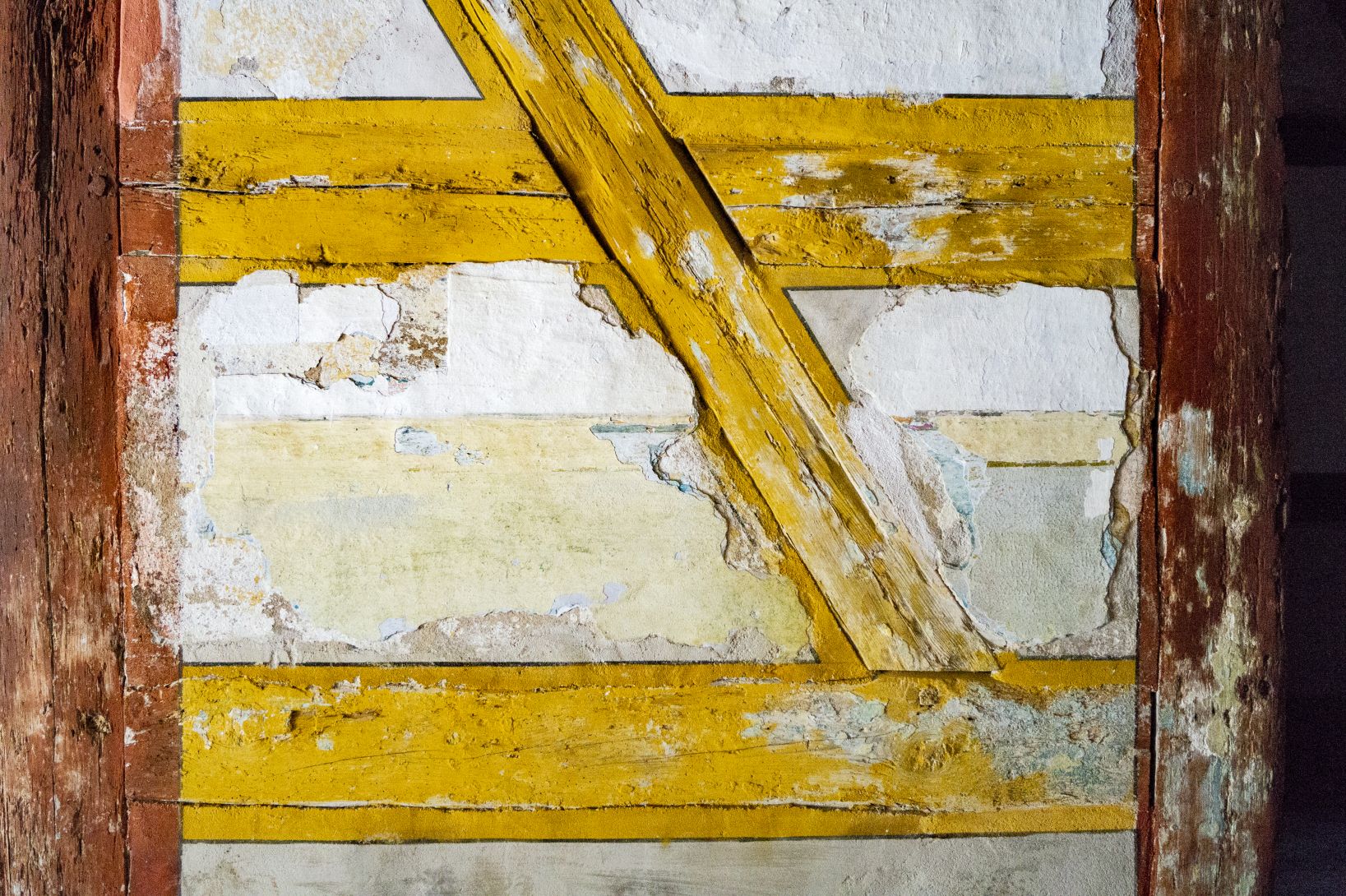 Das Fachwerk ist gelb und rot.