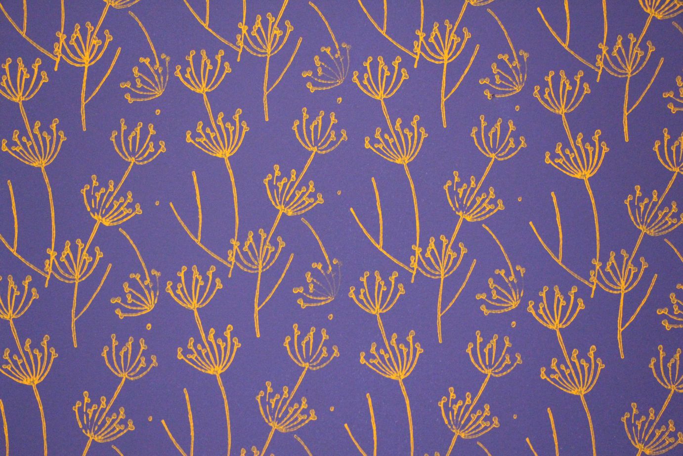 Das Muster ist eine gelbe Blume. Sie ist auf blauem Grund.