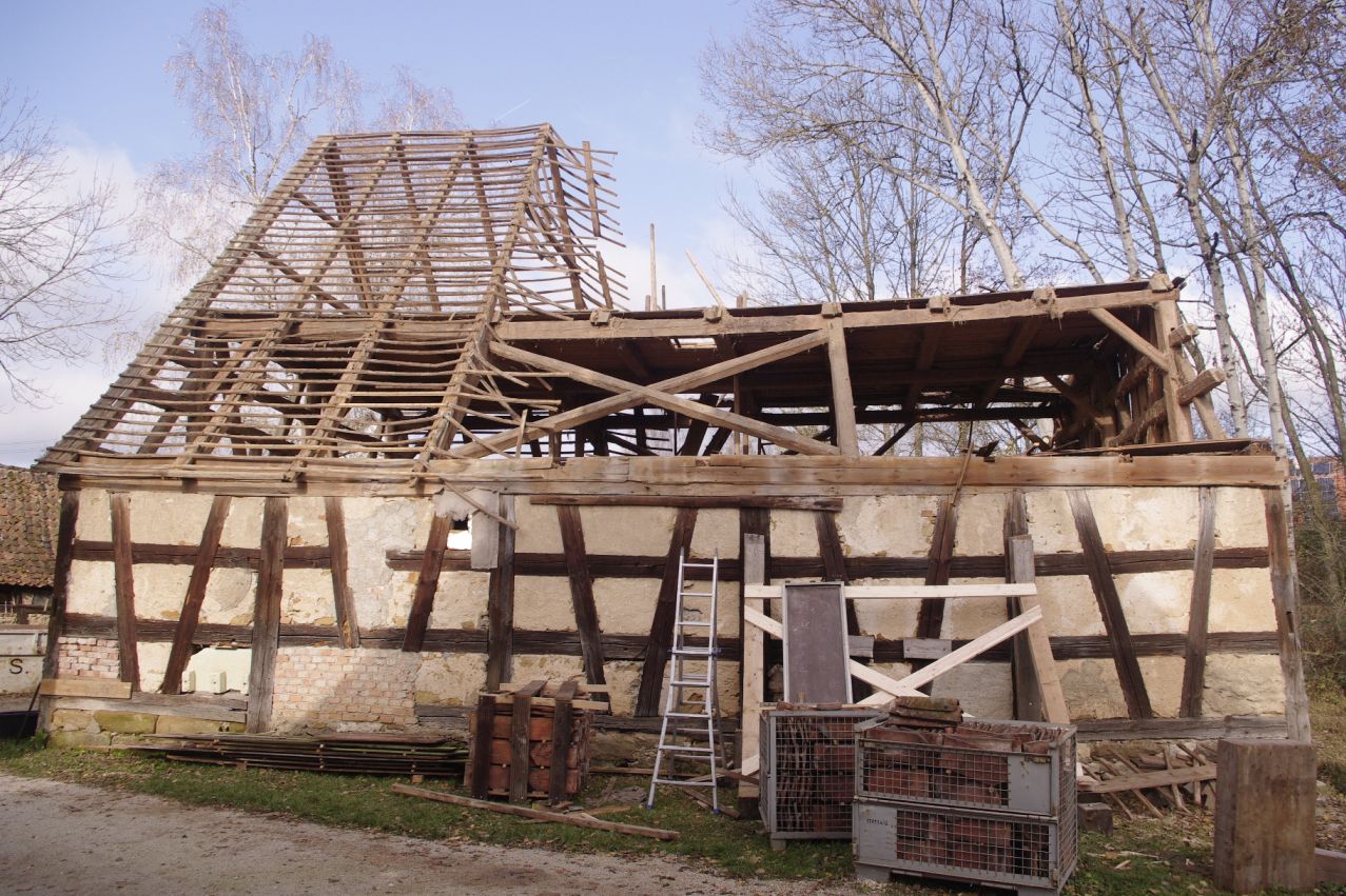 Die Scheune ist aus Fachwerk. Sie wird gerade für das Museum abgebaut.