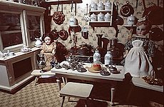 In der Puppenstube aus der Zeit um 1900 glänzen prächtige kupferne Kuchenformen, Foto Horst Schröder
