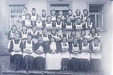 Gruppenbild mit Kuchen zum Abschluss eines Backkurses, den eine Ordensschwester öfter in Aub hielt, ca 1953, Foto Adam Menth