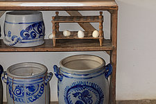 Schmalztöpfe und Eierständer in der Vorratskammer, Foto Margarete Meggle-Freund
